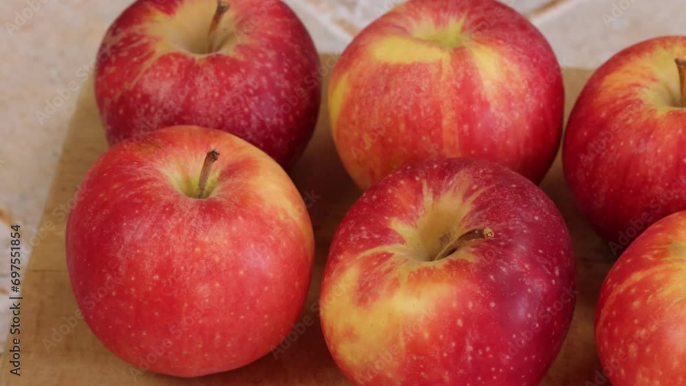 plusieurs pommes rouges et jaunes, en gros plan plusieurs pommes rouges et jaunes, en gros plan