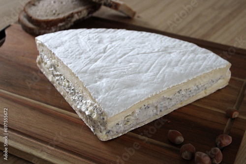 Brie aux truffes, fromage truffé, terroir de France photo