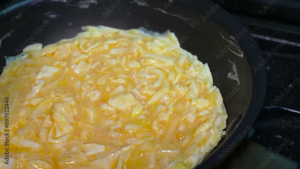 How to make a cheese omelette roll with a runny center, perfect for a serving of risotto How to make a cheese omelette roll with a runny center, perfect for a serving of risotto
