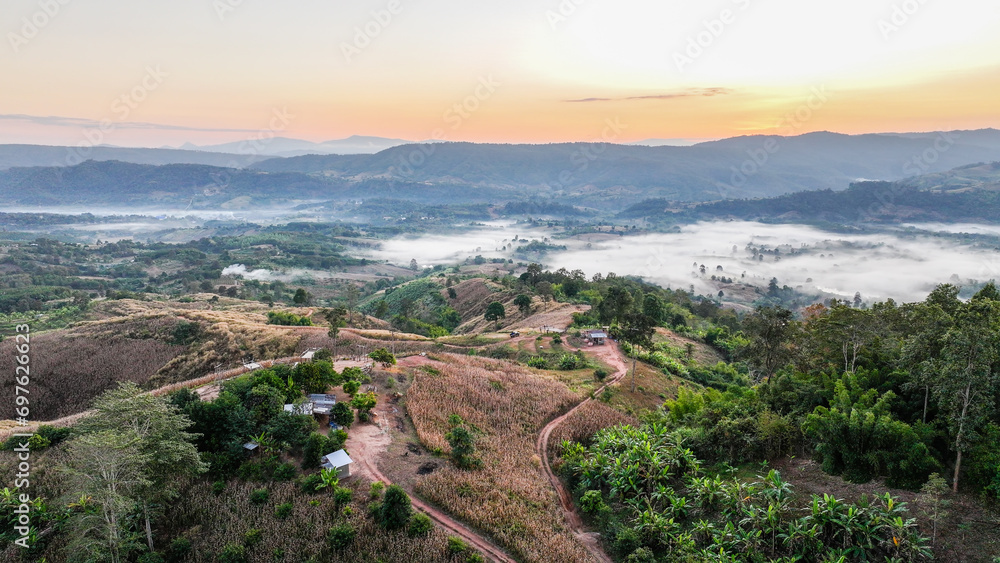 Obraz premium Viewpoint: The sun rises in the morning on the hill.