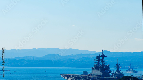佐世保港の米軍基地に停泊する強襲揚陸艦アメリカ © Keisuke.W