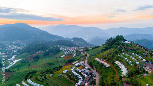 Φωτογραφία Aerial view of camping grounds and tents on Doi Mon Cham mountain in Mae Rim, Ch
