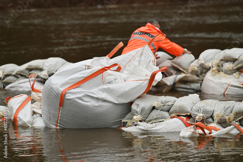 Hochwasserschutz mit Sandsäcken und Big Bags photo