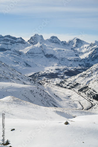 Vista de los montes de Candanch   nevados desde Ast  n en un d  a soleado de invierno 