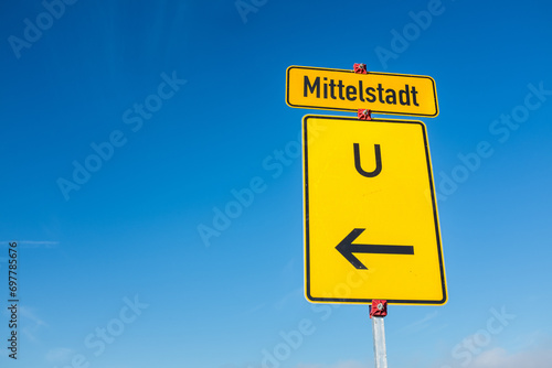 Gelbe Schilder Mittelstadt Umleitung mit Pfeil vor tiefblauem Himmel in Neckartenzlingen