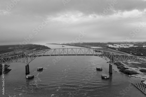 Fotografía Aerial view of the Sabine Lake Causeway Bridge at Port Arthur Texas on an overcast day