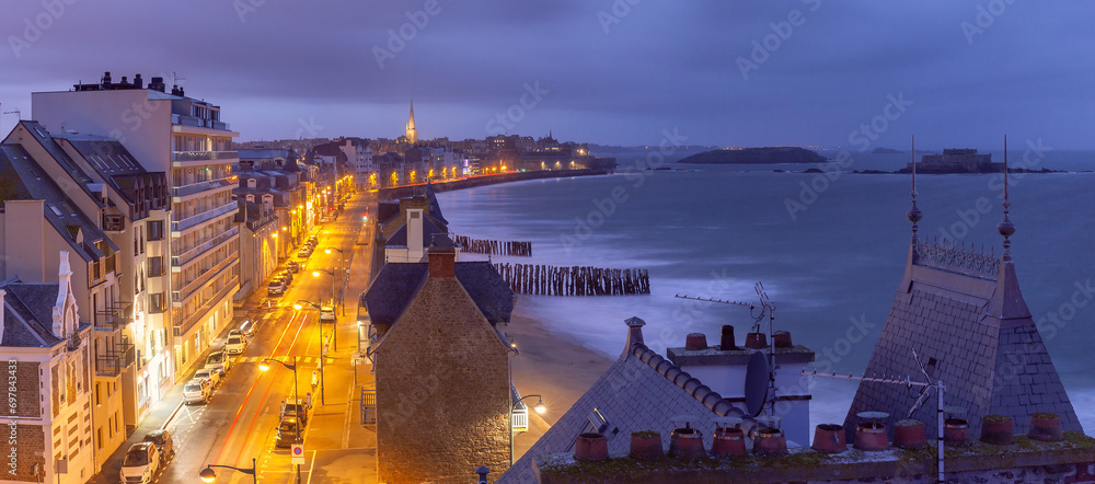 Medieval walled city and fortress Saint-Malo at sunset, Brittany, France - obrazy, fototapety, plakaty 