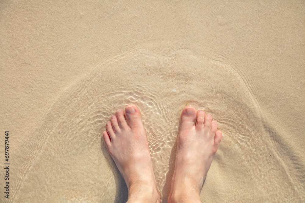白い砂浜と足　white sand and feet - obrazy, fototapety, plakaty 