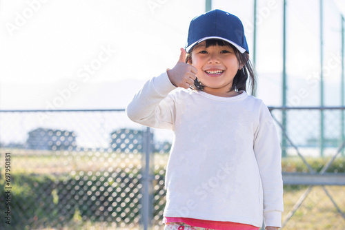 キャップを被った女の子 girl wearing a baseball cap