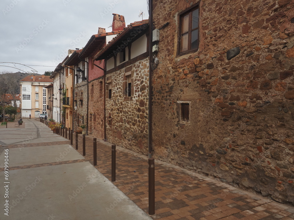 Calle con casas de piedra antiguas