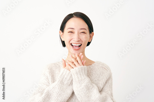 笑顔で驚く中年女性 白背景 カメラ目線