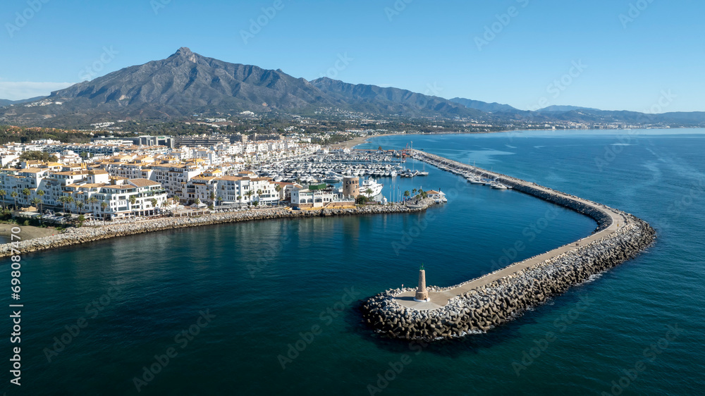 bonita vista aérea de puerto banús en la provincia de Málaga, España