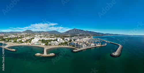 bonita vista aérea de puerto banús en la provincia de Málaga, España