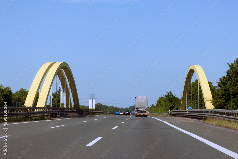 Fototapeta premium Autobahn 2, Brücke auf dem Datteln-Hamm-Kanal, vor der Ausfahrt Hamm-Uentrop in Richtung Hannover