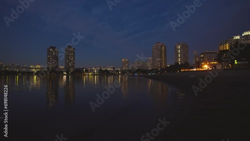 東京湾のおだいばビーチと豊洲や有明の高層ビル群の夜景　お台場