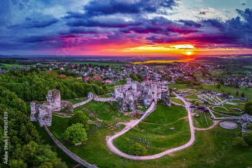 Szlak Orlich Gniazd - zamek Ogrodzieniec we wsi Podzamcze. © Janusz Lipiński