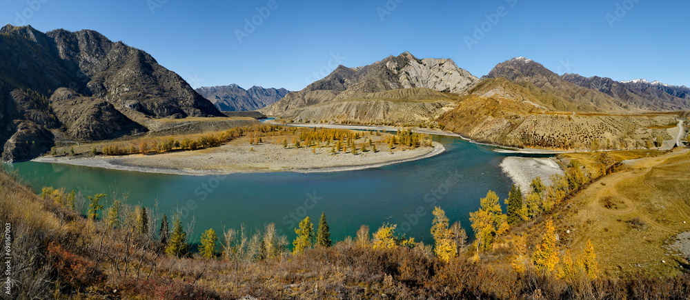 Naklejka premium Russia. The South of Western Siberia, Altai Mountains. Only in the middle of autumn, when the mountain glaciers stop melting, the water in the Katun River becomes transparent and rich turquoise color.
