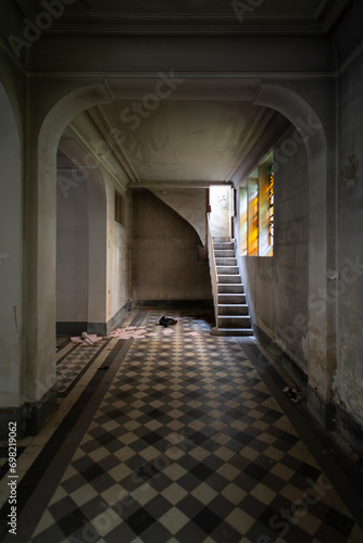 couloir avec un escalier dans une chapelle abandonnée en France, urbex photo