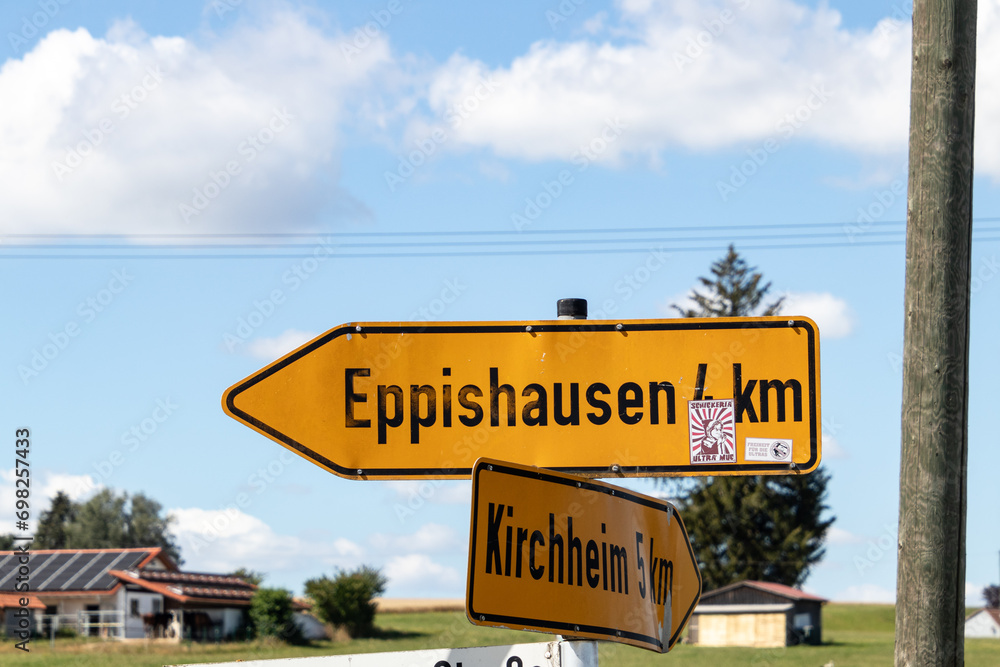 Obraz premium Wegweiser nach Eppishausen und Kirchheim in Schwaben