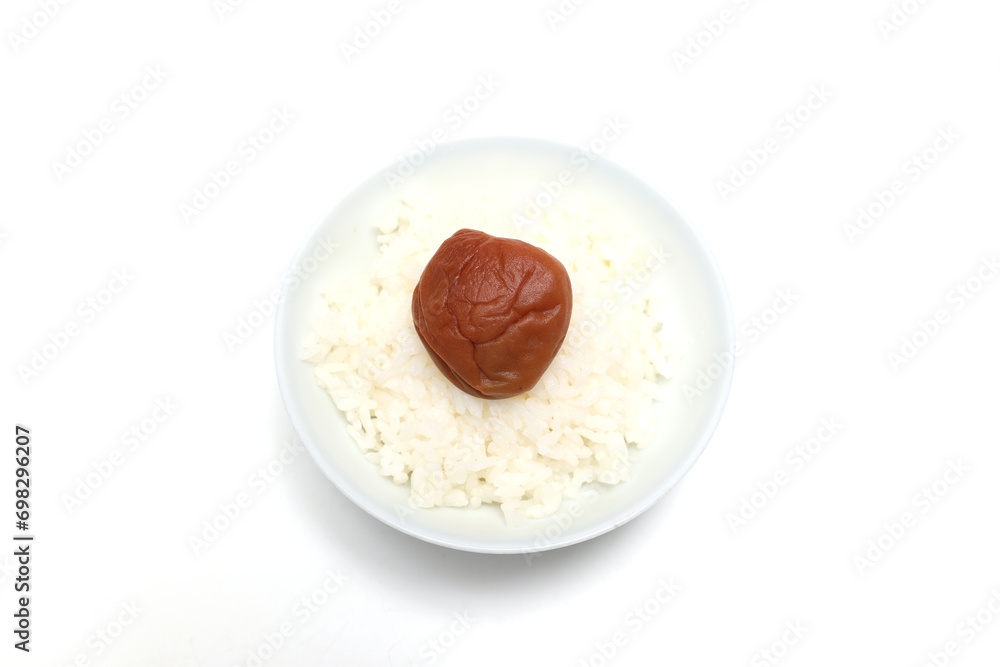 白背景のご飯にのせた梅干し 白背景のご飯にのせた梅干し