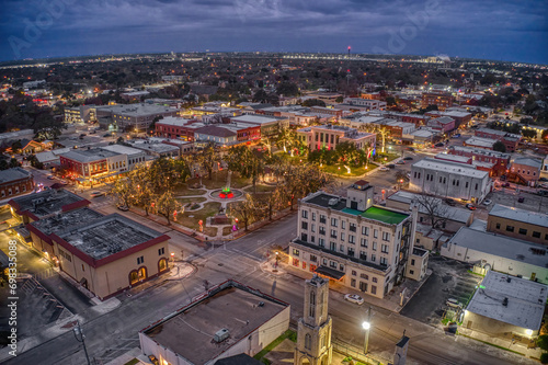 Foto Aerial View of Seguin, Texas at Dusk during the Winter Holiday Season