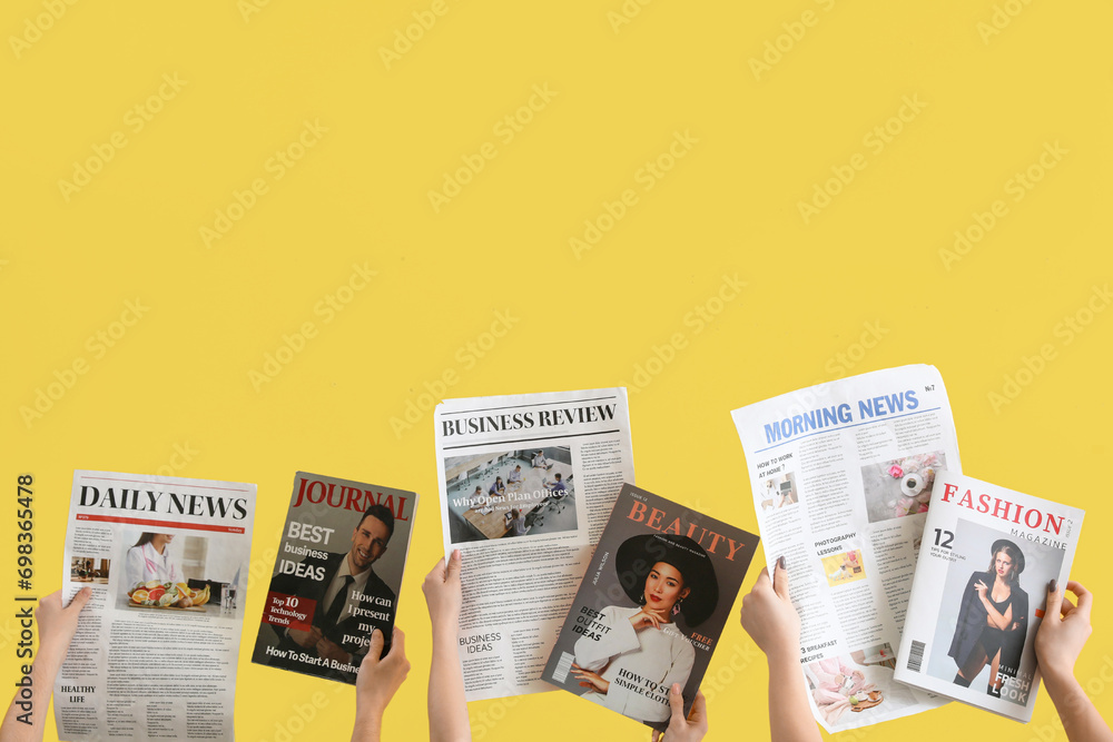 Women with newspapers and magazines on yellow background - obrazy, fototapety, plakaty 