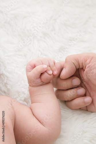 赤ちゃんと握手
