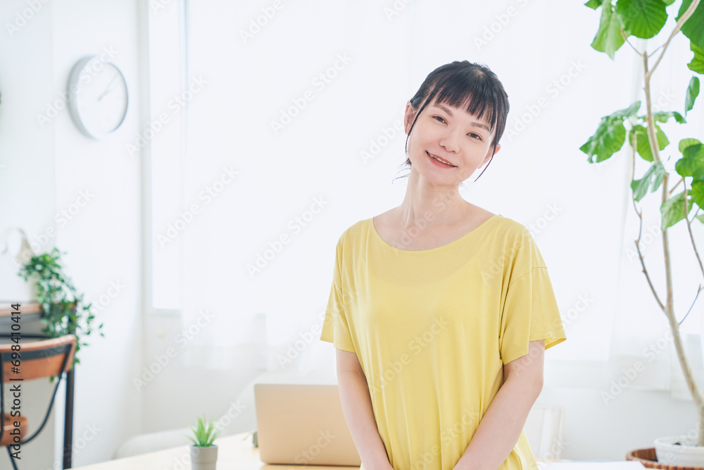自宅で仕事をする女性 立ちポーズ 自宅で仕事をする女性 立ちポーズ