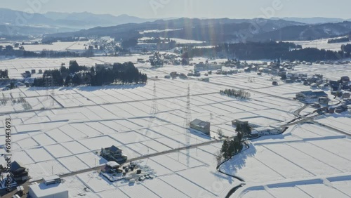 真っ白な雪に覆われた田舎町の住宅街