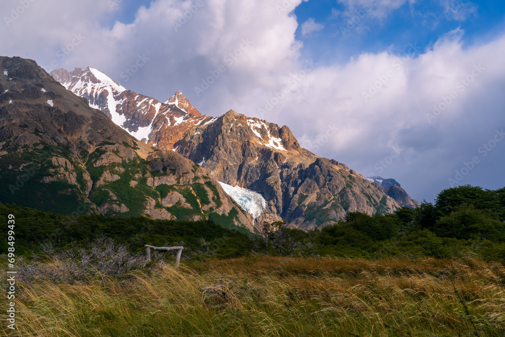 Obraz premium patagonia mountain view point view with clear sky (El chalten, Argentina)