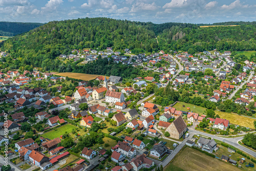 Blick auf das Ortszentrum von Töging im Naturpark Altmühltal von oben