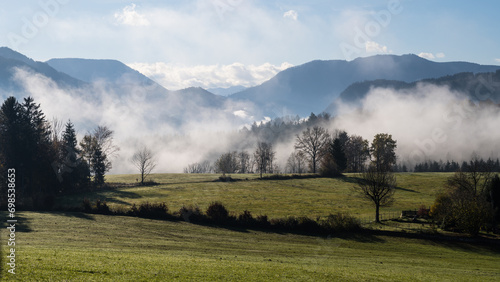 Foto wafts of fog in the mountains of Austria