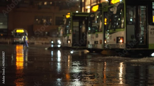 雨が降る夜,駐車場に待機しているバス photo