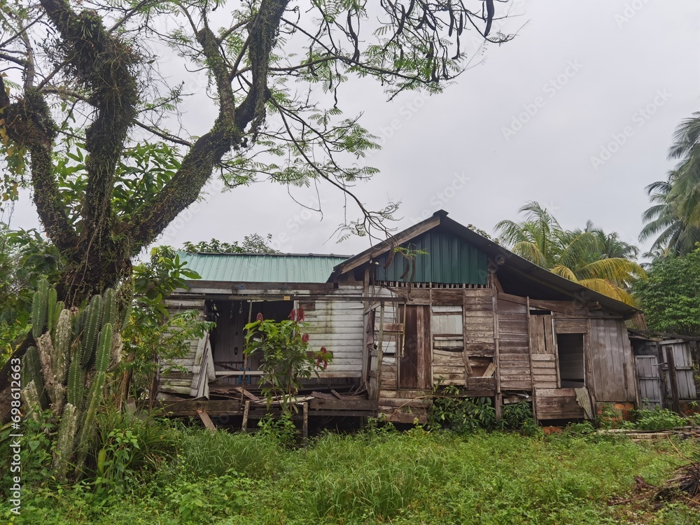 Obraz premium old wooden house