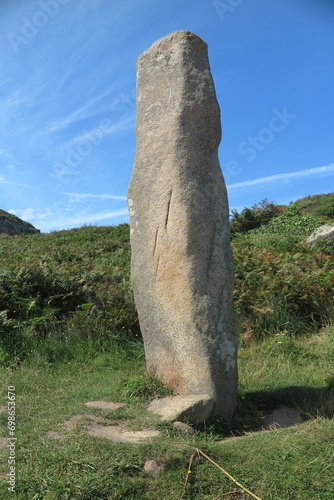 Menhir en Primel-Trégastel, Bretagne photo