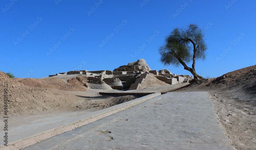 Mohenjo daro ruins close Indus river in Larkana Sindh, Pakistan Stock ...