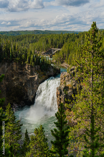 Chittenden Memorial Bridge near the Canyon Village Lower Falls of the Grand Canyon on the Yellowstone River at Artist point  Yellowstone National Park  Wyoming  USA 