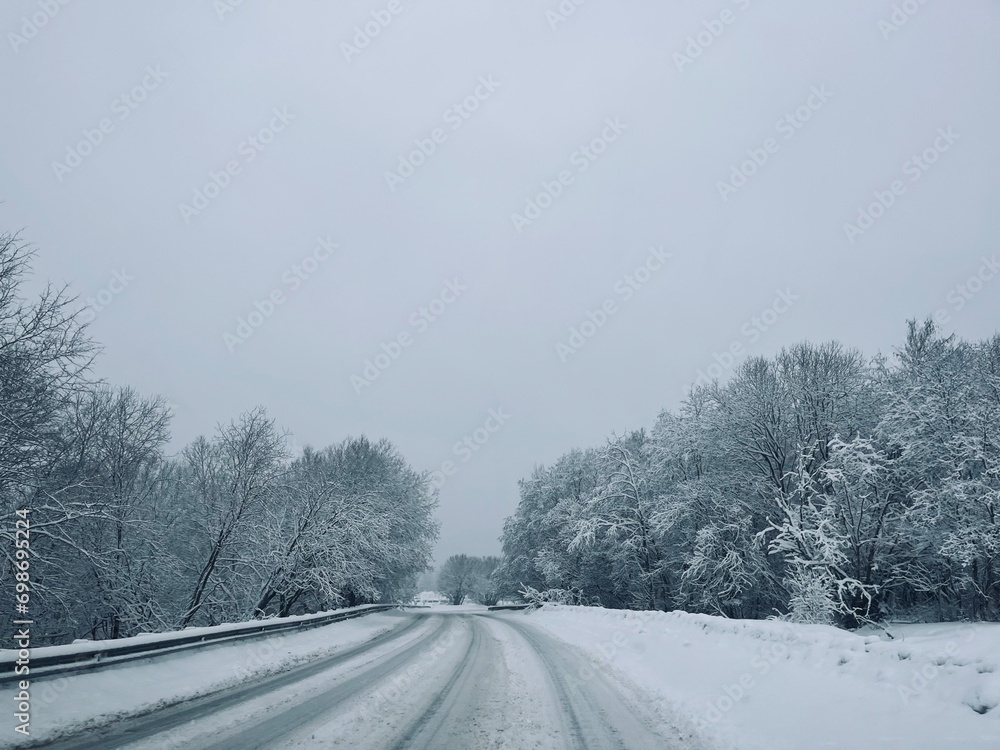 Obraz premium Empty snowy asphalt road, winter