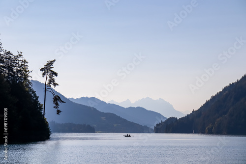 Scenic view of east bank of alpine lake Weissensee in Gailtal Alps, Carinthia, Austria Fototapet
