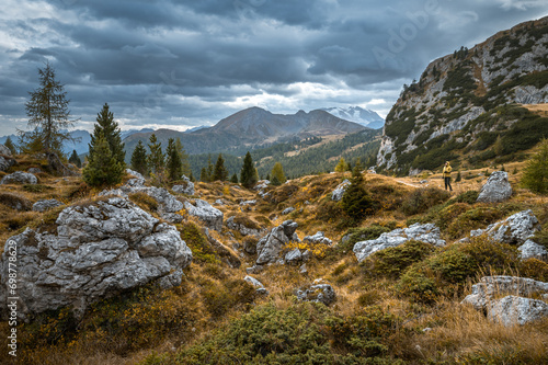 Obraz na płótnie Stunning Italian Dolomites in vibrant colors. Picturesque Alpine mountain range at summer time. w salonie