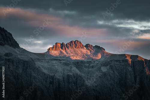 Obraz na płótnie Stunning Italian Dolomites in vibrant colors. Picturesque Alpine mountain range at summer time. w salonie