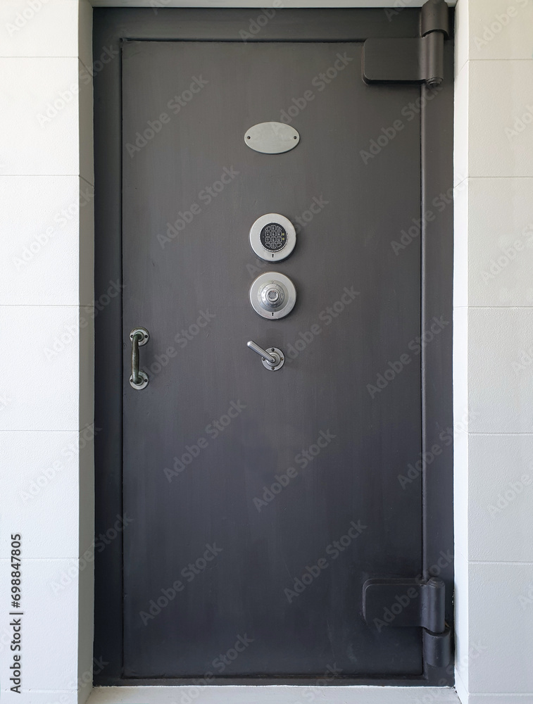 bank vault walk in safe door with combination lock - obrazy, fototapety, plakaty 