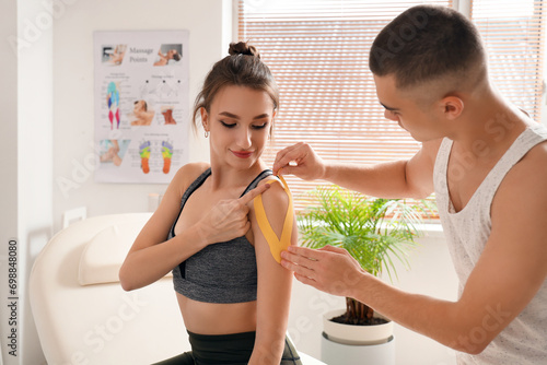 Male physiotherapist applyi...