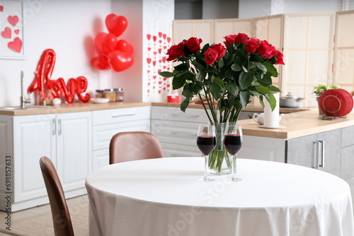 Dining table with bouquet o...