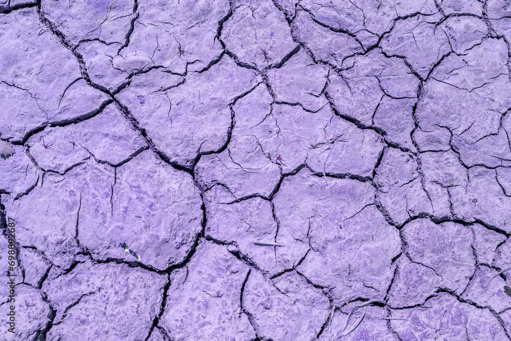 Terre argileuse sèche et craquelée 