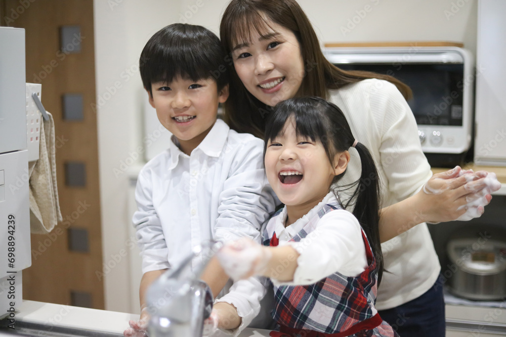 手洗いする親子 手洗いする親子