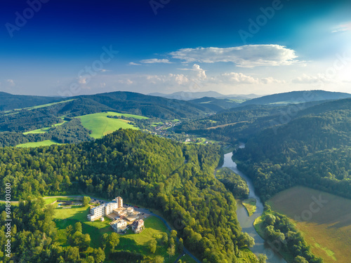 Fototapeta Naklejka Na Ścianę i Meble -  Lot nad Żegiestowem-Zdrojem latem. Piękny, letni, krajobraz.