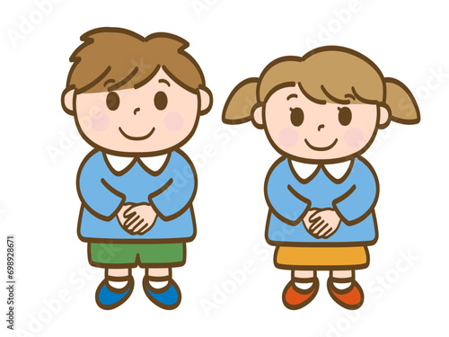 お行儀良く手を前で組んで正面を向く男の子と女の子_保育園児_兄妹