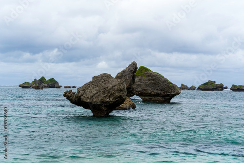 海に浮かぶ岩たち