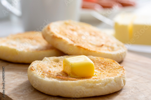 朝食風景、パンで溶けるバター、洋食、イングリッシュマフィン photo